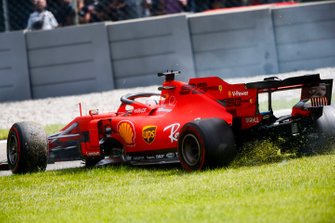 Sebastian Vettel, Ferrari SF90 spin atıyor