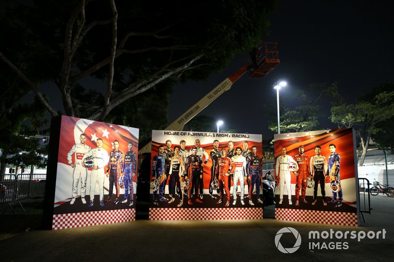 Cartellone nel paddock