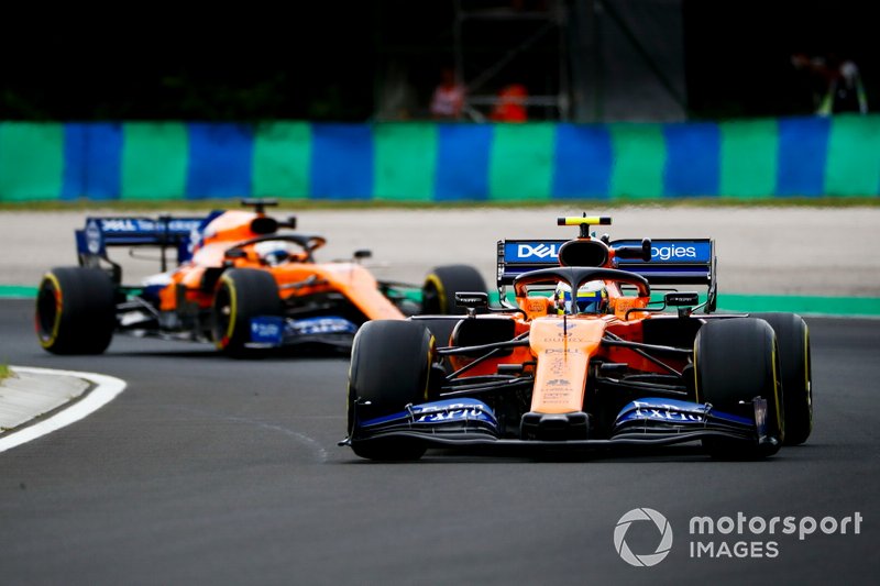 Lando Norris, McLaren MCL34, y Carlos Sainz Jr., McLaren MCL34