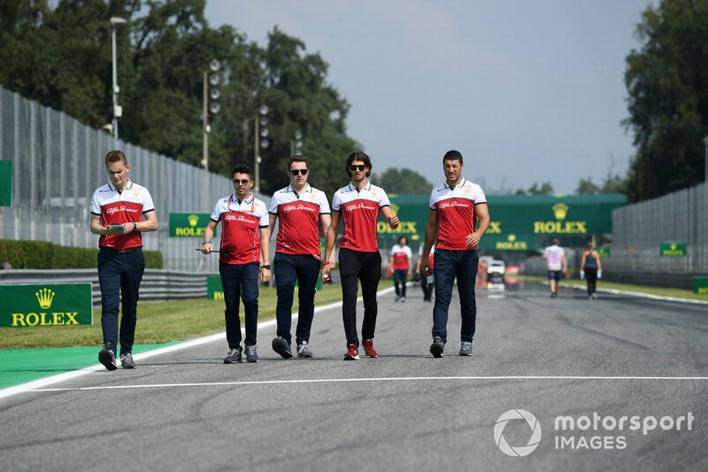 Antonio Giovinazzi, Alfa Romeo Racing cammina sulla pista