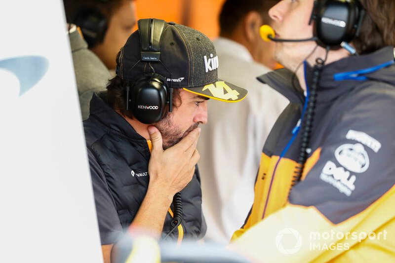 Fernando Alonso nel garage della McLaren
