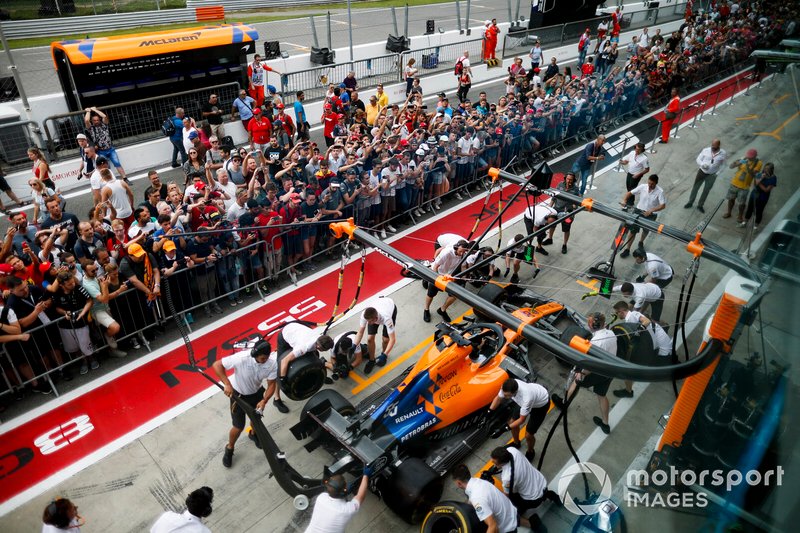 McLaren pit stop practice on the McLaren MCL34