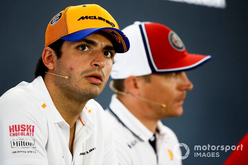 Carlos Sainz Jr., McLaren e Kimi Raikkonen, Alfa Romeo Racing, durante la conferenza stampa