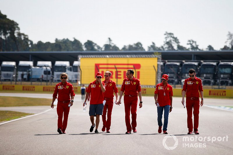 Sebastian Vettel, Ferrari fait un trackwalk avec ses mécaniciens