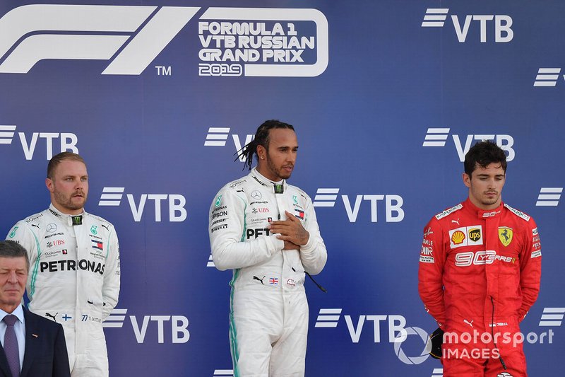 Valtteri Bottas, Mercedes AMG F1, secondo classificato, Lewis Hamilton, Mercedes AMG F1, primo classificato, e Charles Leclerc, Ferrari, terzo classificato