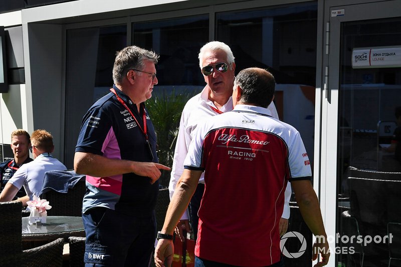 Otmar Szafnauer, Director General, Racing Point, Lawrence Stroll, Propietario, Racing Point, y Frederic Vasseur, Director de Equipo, Alfa Romeo Racing