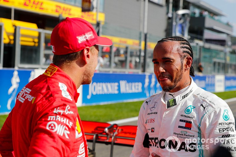 Lewis Hamilton, Mercedes AMG F1, y Sebastian Vettel, Ferrari, después de la calificación