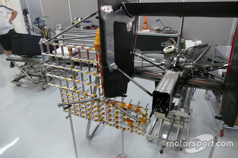 Racks aerodinámicos instalados en el Haas VF-16