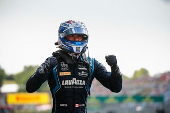 Yarış galibi Nicholas Latifi, Dams