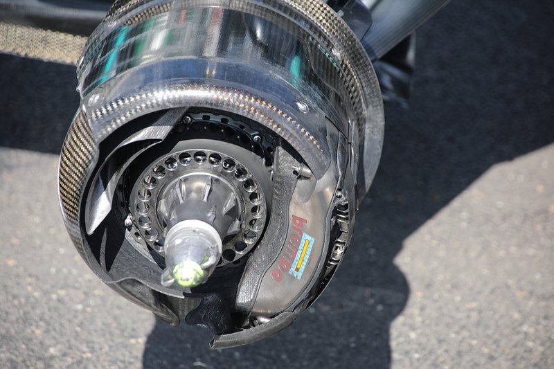 Dettaglio del freno della Mercedes F1 AMG W10
