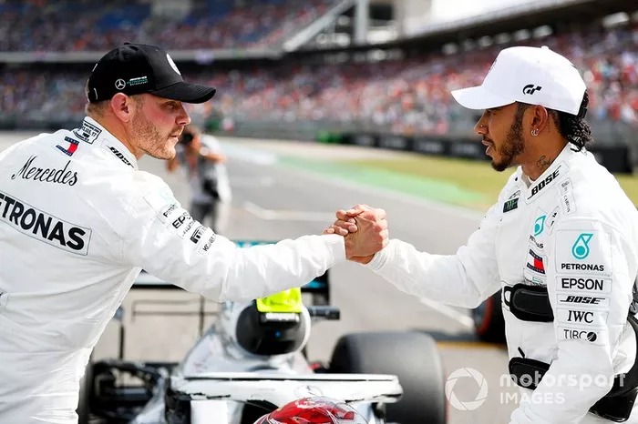 Ganador de la pole Lewis Hamilton, Mercedes AMG F1, y el segundo Valtteri Bottas, Mercedes AMG W10