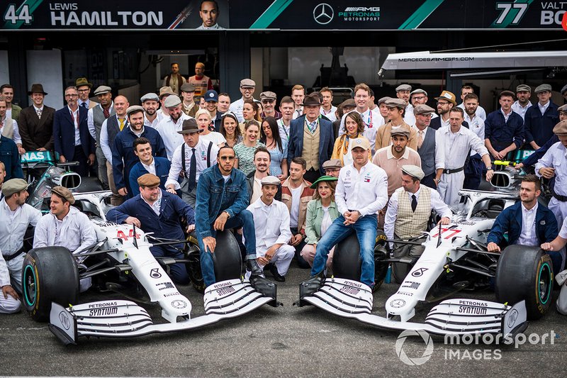 Lewis Hamilton, Toto Wolff, Esteban Ocon, Valtteri Bottas, dan Esteban Gutierrez, berfoto bersama para personel Mercedes AMG F1 dengan kostum bertemakan '125 tahun motorsport'