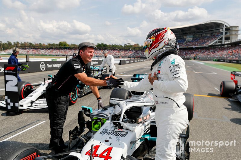 Ganador de la pole Lewis Hamilton, Mercedes AMG F1 y el mecánico Mercedes AMG F1 celebran en el Parc Ferme