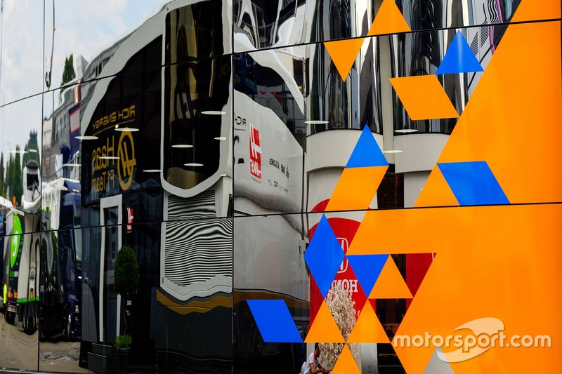 Reflejos en los motorhome de Mclaren y Haas F1 Team
