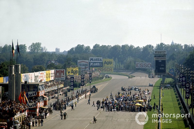 The grid before the start of the race