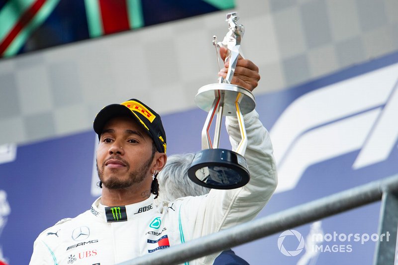Lewis Hamilton, Mercedes AMG F1, secondo classificato, con il suo trofeo