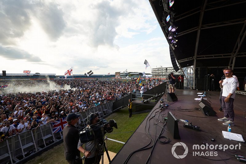 Lewis Hamilton, Mercedes AMG F1 celebra con los aficionados, desde el escenario