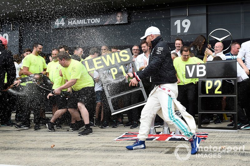 Lewis Hamilton, Mercedes AMG F1, 1st position, Valtteri Bottas, Mercedes AMG F1, 2nd position, and the Mercedes team celebrate