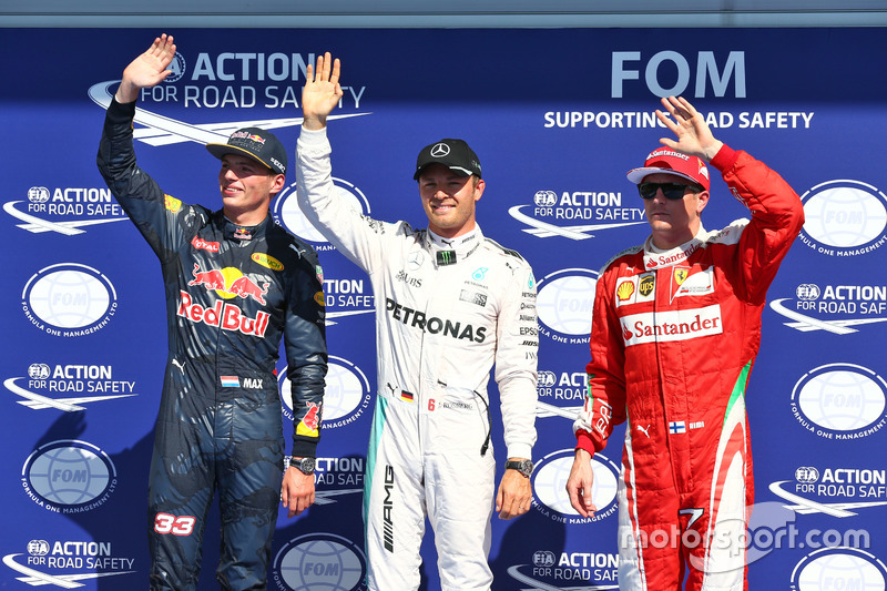 Los tres primeros calificados en parc ferme: Max Verstappen, Red Bull Racing, segundo; Nico Rosberg,