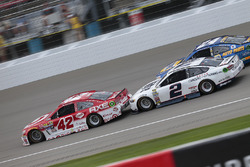 Kyle Larson, Chip Ganassi Racing Chevrolet, Brad Keselowski, Team Penske Ford