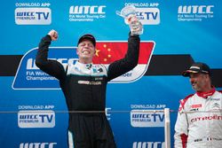 Podium: racewinnaar Thed Björk, Polestar Cyan Racing, Volvo S60 Polestar TC1