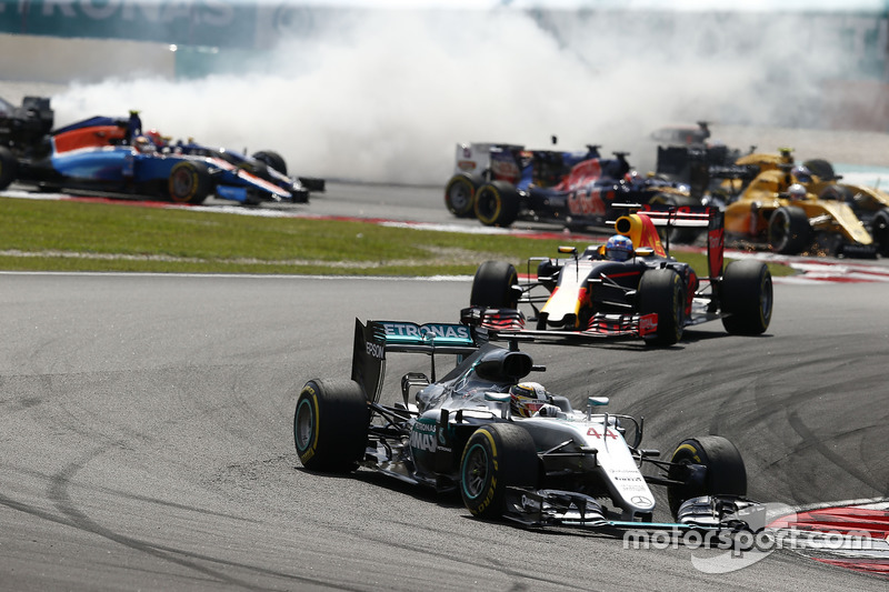 Van alle wereldkampioenen op de grid heeft hij het minste aantal opgaves met 25. Vettel heeft er 31, Alonso 59 en Raikkonen 63.