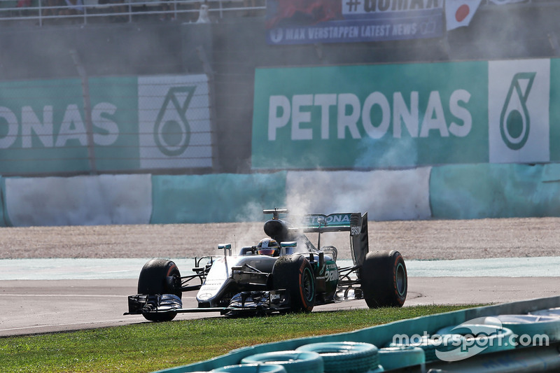 Lewis Hamilton, Mercedes AMG F1 W07 Hybrid retired from the race with a blown engine