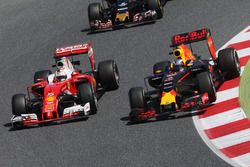 Daniel Ricciardo, Red Bull Racing RB12; Sebastian Vettel, Ferrari SF16-H