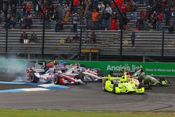 Start: Simon Pagenaud, Team Penske Chevrolet leads as Sébastien Bourdais, KV Racing Technology Chevr