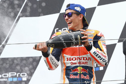 Подіум: переможець Марк Маркес, Repsol Honda Team святкує з шампанським