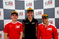 Le vainqueur Alexander Albon, ART Grand Prix, le deuxième Charles Leclerc, ART Grand Prix, le troisième Antonio Fuoco, Trident