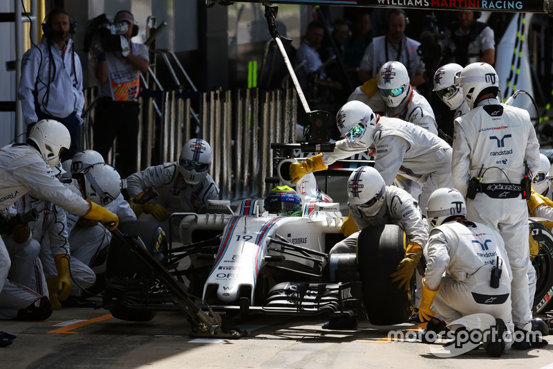 O desgaste de pneus obrigou o brasileiro a fazer dois pit stops, o que tirou qualquer chance de chegar aos pontos.