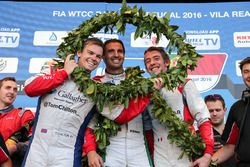 Podium Yokohama trophy: Le deuxième Tom Chilton, Sébastien Loeb Racing, Citroën C-Elysée WTCC; le vainqueur Mehdi Bennani, Sébastien Loeb Racing, Citroën C-Elysée WTCC; le troisième Grégoire Demoustier, Sébastien Loeb Racing, Citroën C-Elysée WTCC