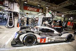 Pit stop for #2 Porsche Team Porsche 919 Hybrid: Romain Dumas, Neel Jani, Marc Lieb