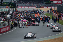 #2 Porsche Team Porsche 919 Hybrid: Romain Dumas, Neel Jani, Marc Lieb leads the field to the recon