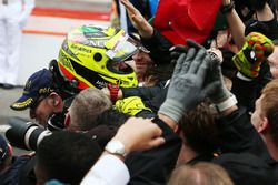 Sergio Pérez, Sahara Force India F1 celebra su tercera posición con el equipo de parc ferme