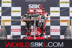 Podio: il vincitore Tom Sykes, Kawasaki Racing Team, il secondo Jonathan Rea, Kawasaki Racing Team, 