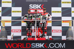 Podio: il vincitore Tom Sykes, Kawasaki Racing Team, il secondo Jonathan Rea, Kawasaki Racing Team,