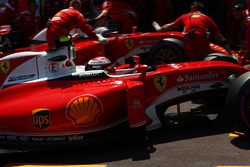 Kimi Raikkonen, Ferrari SF16-H en Sebastian Vettel, Ferrari SF16-H in de pits