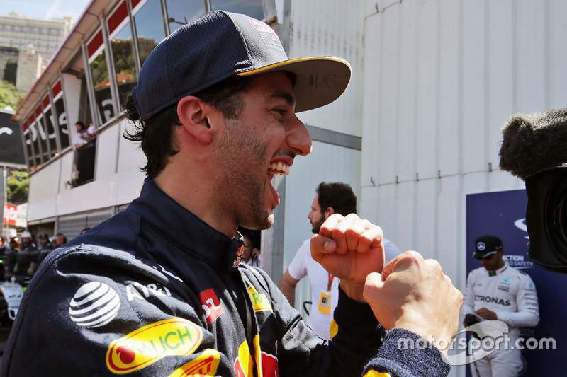 Daniel Ricciardo, Red Bull Racing festeggia la sua pole position nel parco chiuso