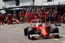 Kimi Raikkonen, Ferrari SF16-H y Sebastian Vettel, Ferrari SF16-H en los pits