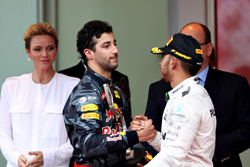 Daniel Ricciardo, Red Bull Racing et Lewis Hamilton, Mercedes AMG F1 se serrent la main sur le podium