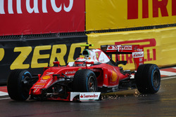 Kimi Raikkonen, Scuderia Ferrari SF16-H loses his front wing