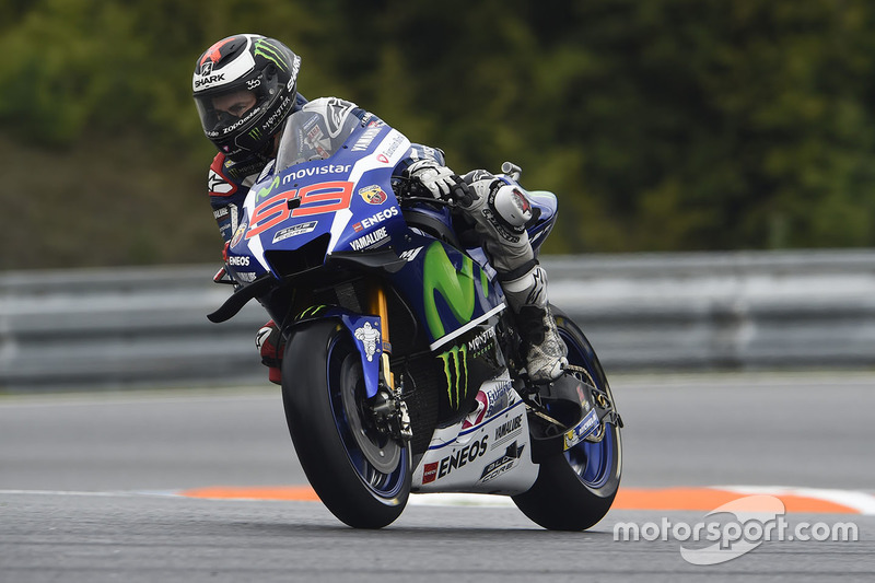 Jorge Lorenzo, por sua vez, sofreu com o pneu dianteiro de pista molhada e entrou no box duas vezes, terminando em um melancólico 17º posto.