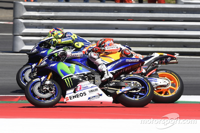 Rossi chegou a cair para quinto antes da primeira curva, mas Márquez e Lorenzo espalharam na primeira curva e o italiano subiu para terceiro.
