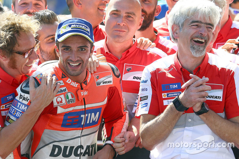 Winnaar Andrea Iannone, Ducati Team en Gigi Dall'Igna, Ducati Team General Manager