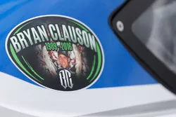 Un adesivo in ricordo di Bryan Clauson