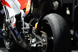 Le pneu de Andrea Iannone, Ducati Team, après la course