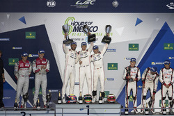 Podio LMP1: ganadores, Timo Bernhard, Mark Webber, Brendon Hartley, Porsche Team, segundo, Marcel Fässler, Andre Lotterer, Audi Sport Team Joest, tercero, Stéphane Sarrazin, Mike Conway, Kamui Kobayashi, Toyota Racing