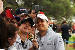 Nico Rosberg, Mercedes AMG F1 Team met fans